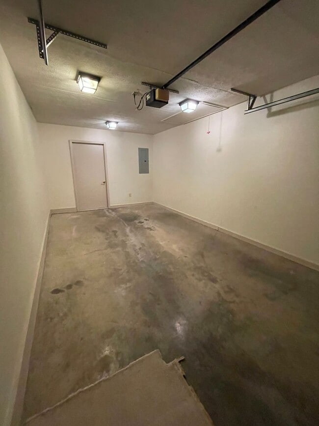 Building Photo - Townhouse for Rent on Emerald Drive