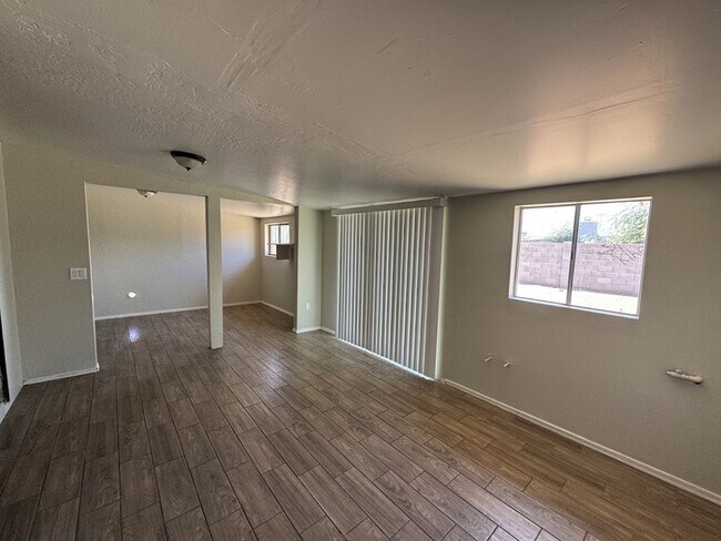 Building Photo - 5 Bedroom Near GCU