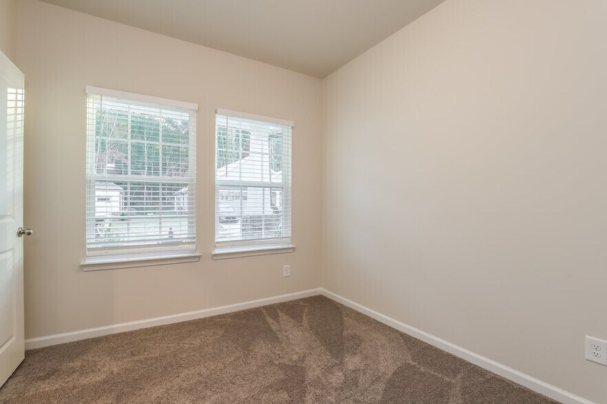 Building Photo - 323 Magnolia Dr