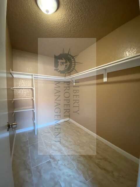 Building Photo - 1190 S Winery Ave