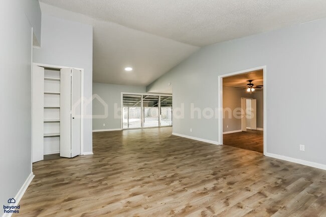 Building Photo - MOVE-IN READY! Great 3 Bed, 2 Bath Home in...