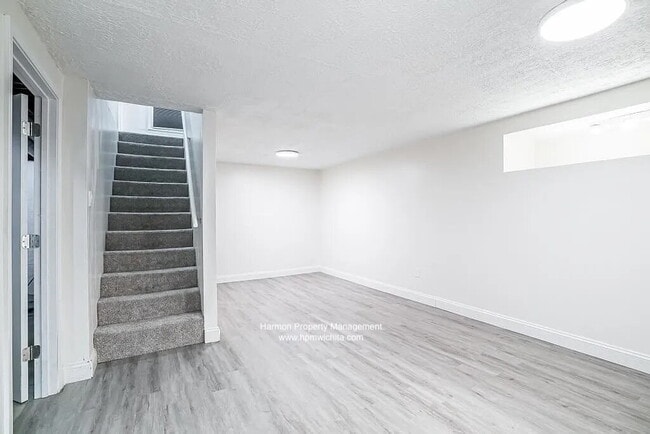 Building Photo - 835 S Apache Dr