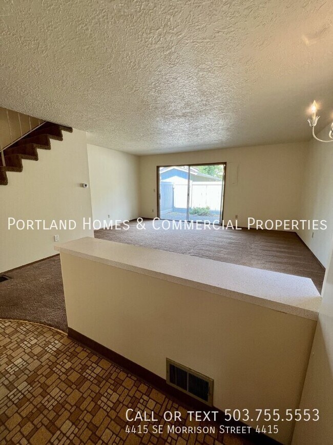 Building Photo - 2 bedroom townhome, close to transportation