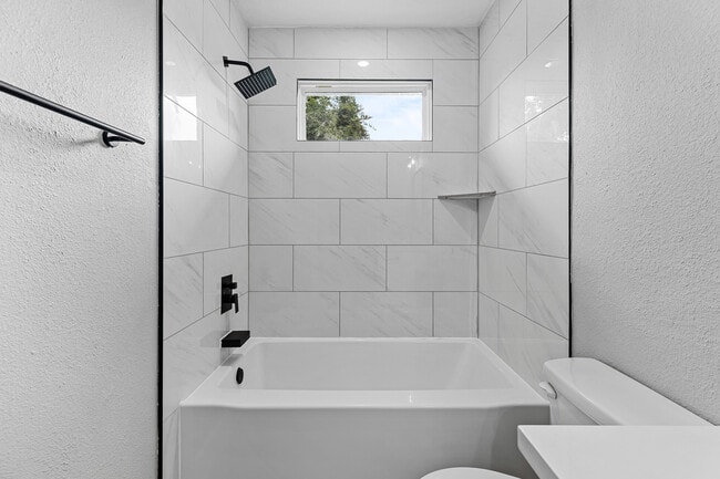 Building Photo - 12223 Kingslake Forest Dr