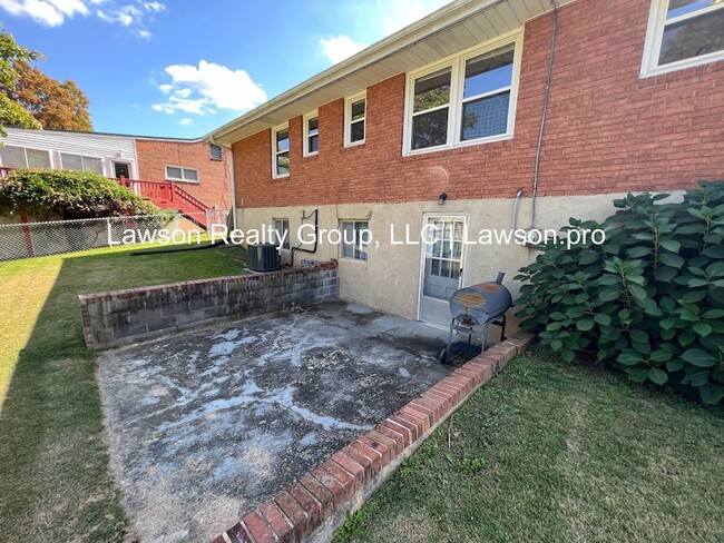 Building Photo - Cave Spring Ranch with Fenced Yard