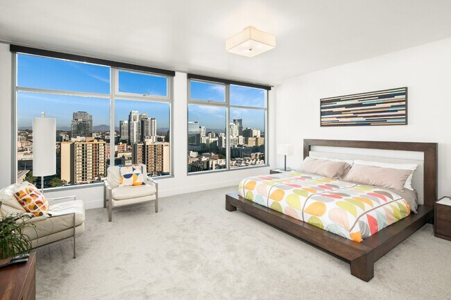 Building Photo - Luxurious 17th-Floor Renaissance Condo with Stunning City Views