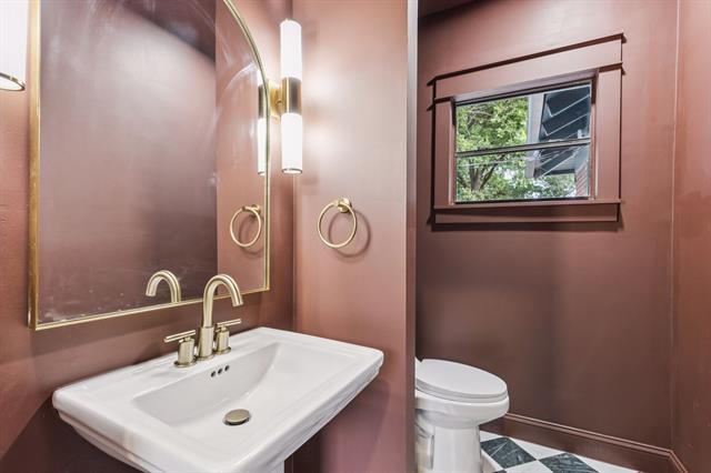 Building Photo - 810 S Montclair Ave