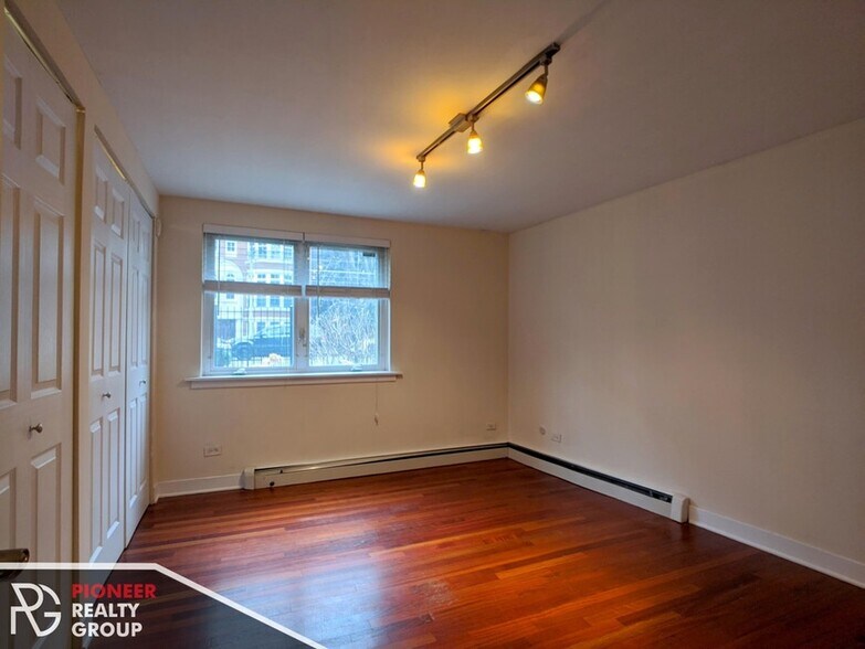 Building Photo - 630 W Wrightwood
