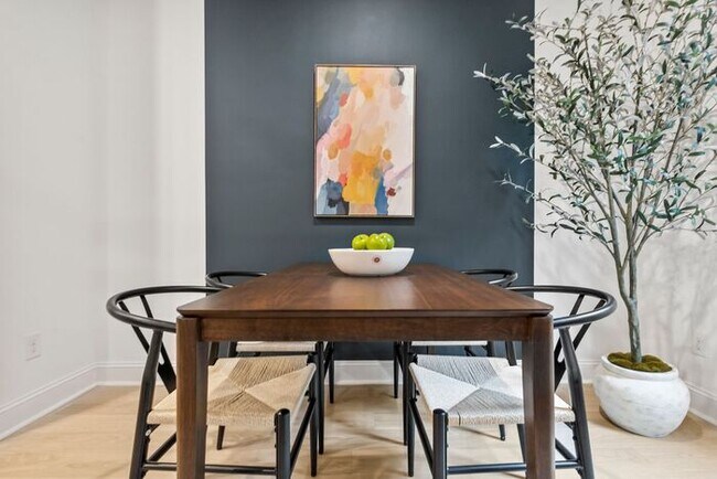 Building Photo - Modern 3-Bed, 2.5-Bath Townhome Now Offering $1000