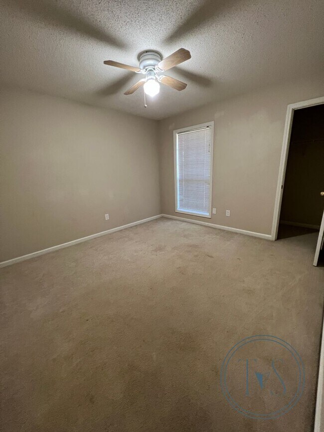 Building Photo - MOVE-IN SPECIAL: 50% OFF 1st FULL MONTH'S RENT!**