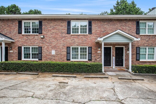 Building Photo - Spacious 3BR/2.5BA Townhouse in the Heart ...