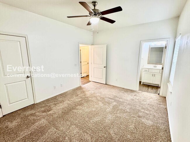 Building Photo - 3 Bed, 2 Bath Home with Garage / Pet-Friendly / Available Now!