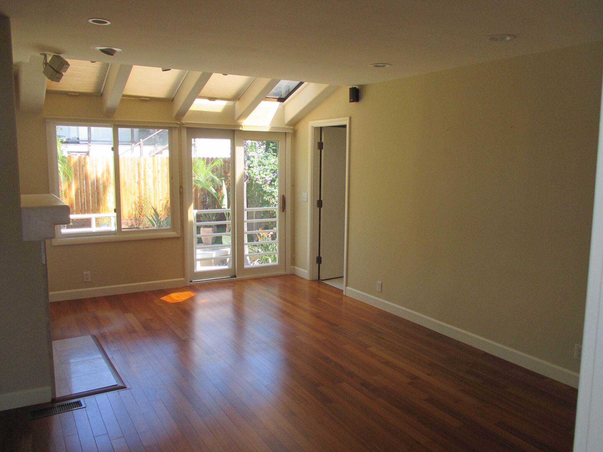 Back bonus room - 1122 La Mirada St