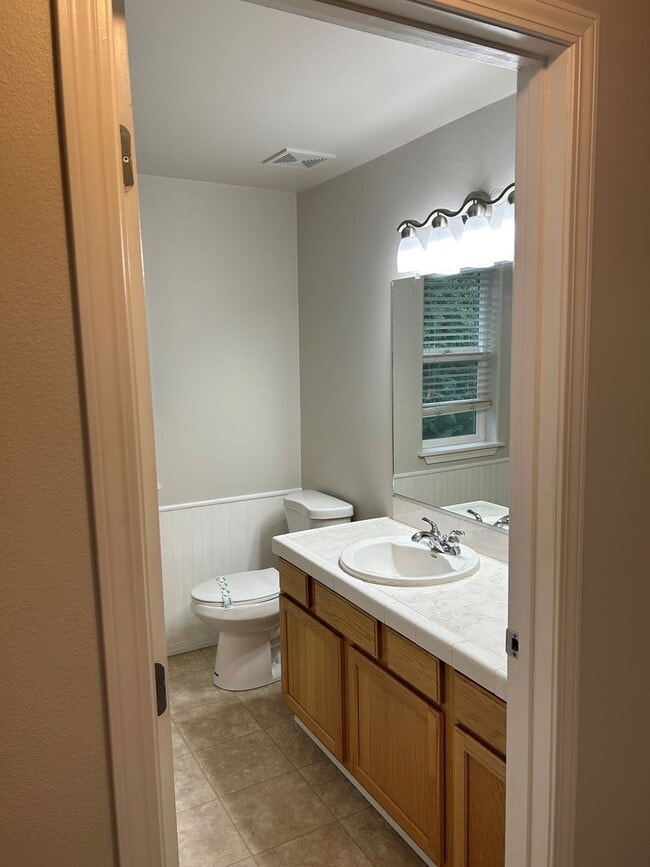 Building Photo - Bethany/NW Portland Home Updated with Hardwoods and Granite! Tons of Storage!