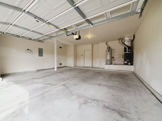 Building Photo - 3 Bedroom 2.5 Bathroom