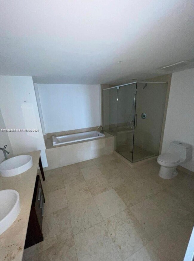 Building Photo - 495 Brickell Ave