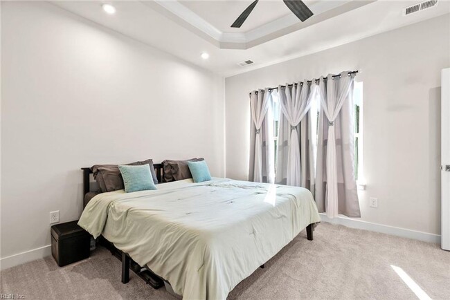 Building Photo - Newer Construction 3 Story Condo!