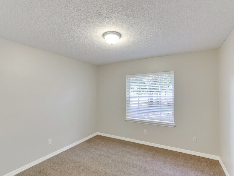 Building Photo - 343 S Lancelot Ave
