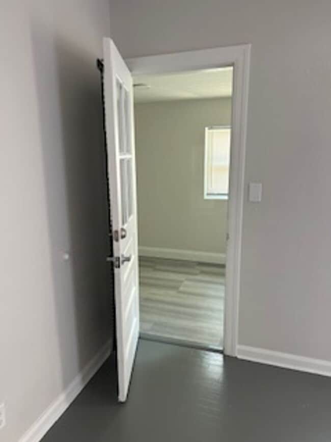 Building Photo - Quaint 1/1 apartment
