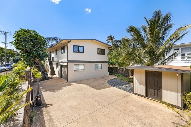 Primary Photo - Well kept, private stand alone home steps ...