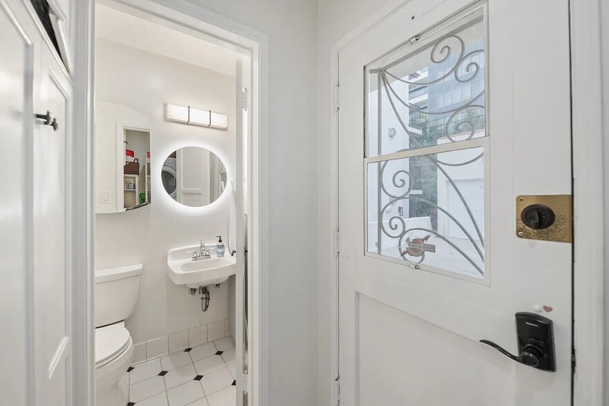 Building Photo - 10723 Ashton Ave