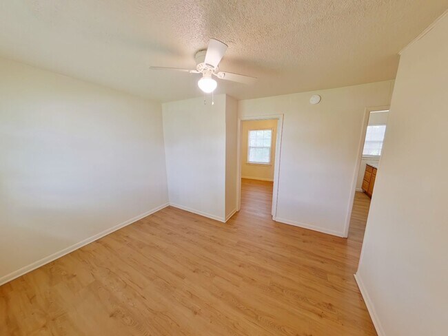 Building Photo - 1606 1/2 S Martinson