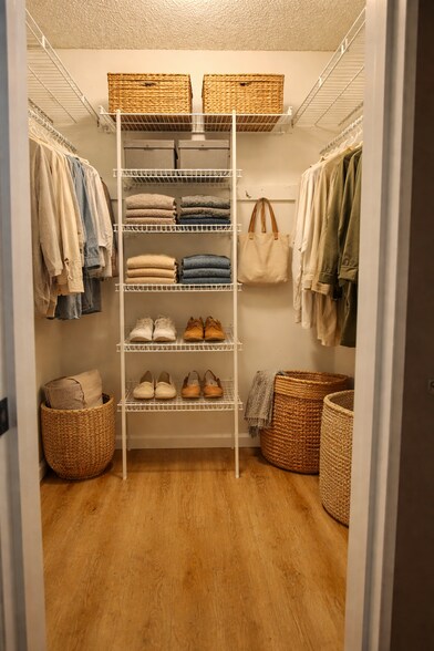 Building Photo - 796 Woodside Ln E