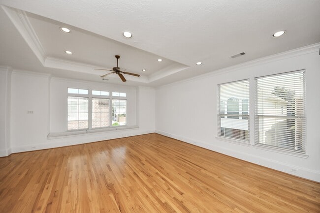 Building Photo - 1727 Aden Dr