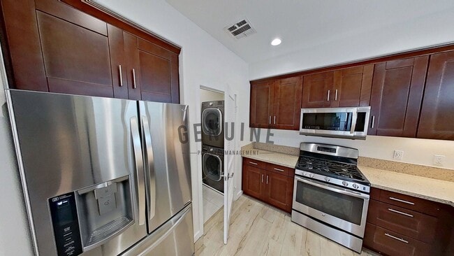 Building Photo - 3Bd 2.5Ba Townhouse w/Rooftop Deck