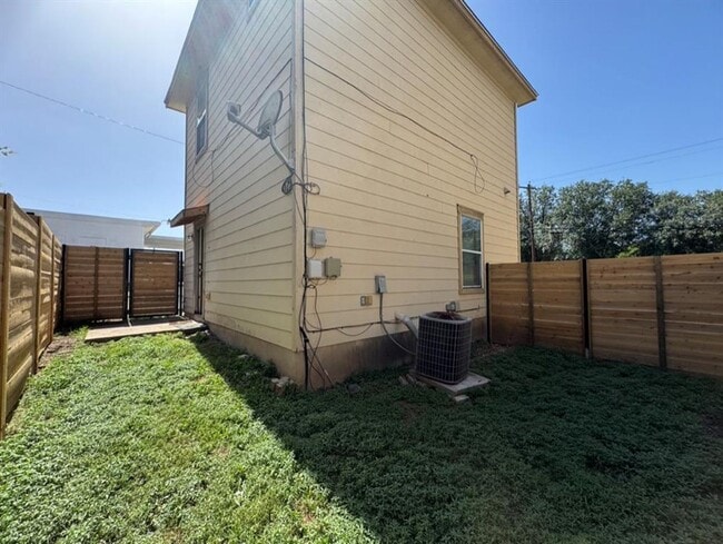 Building Photo - Townhome available off East MLK