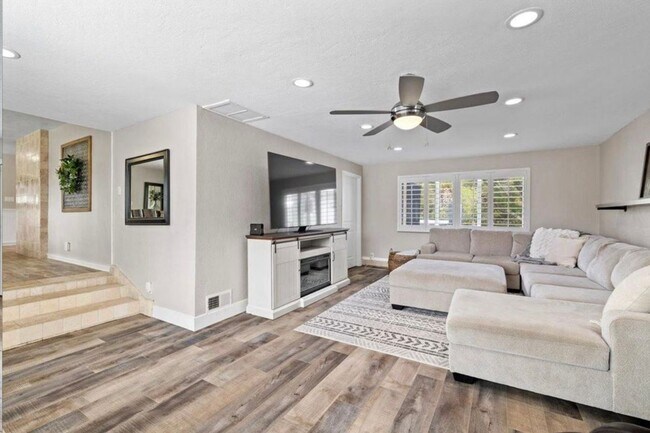 Building Photo - 4/2 Granite Bay, Pool, Jacuzzi, RV Parking...