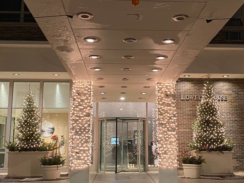 Driveway and Lobby - 88 W Schiller St