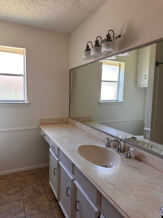 Building Photo - $1995 3 Bedroom 2 Bath 2 Car Garage in Arl...