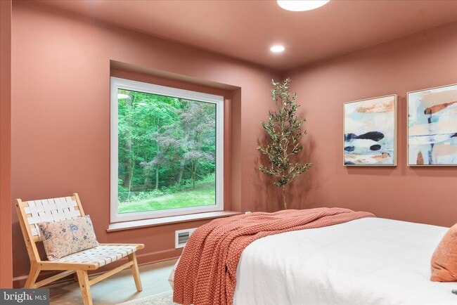 Building Photo - 4386 Lakewood Dr