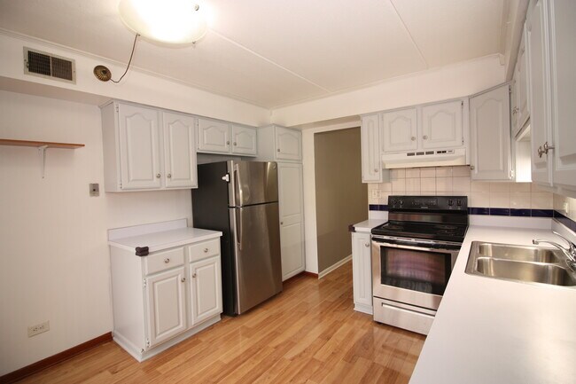 Building Photo - 5406 Chateau Dr