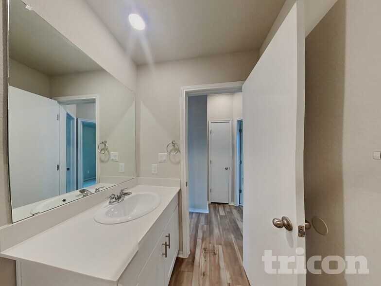 Building Photo - 5121 Sidesaddle Dr