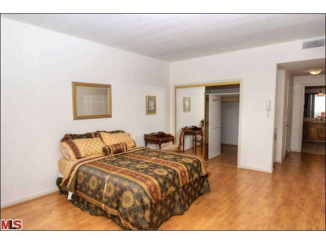 Master Bedroom with huge walk in closet - 10475 Eastborne Ave