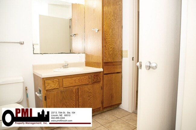 Building Photo - 2 Bedroom and 1 Bathroom Duplex Available ...