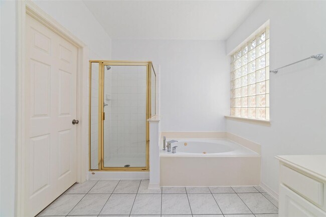 Building Photo - 304 Lago Vista St