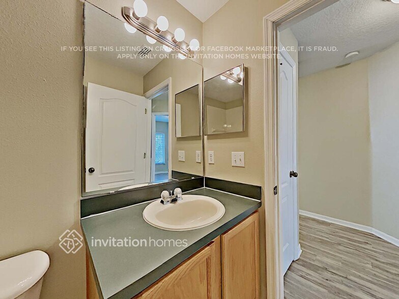 Building Photo - 1579 Tiverton Blvd