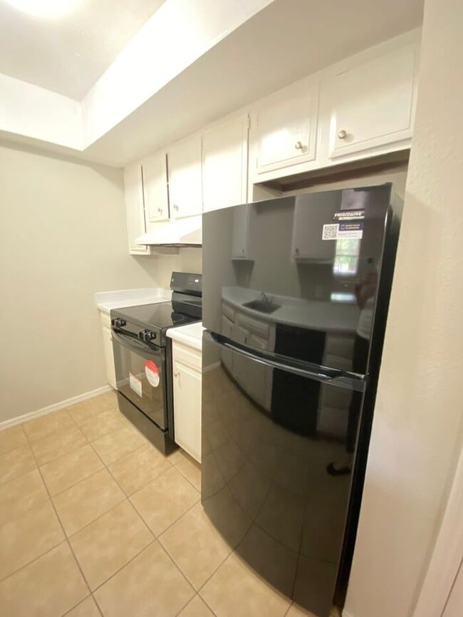 Building Photo - Spacious 1 Bed 1 Bath