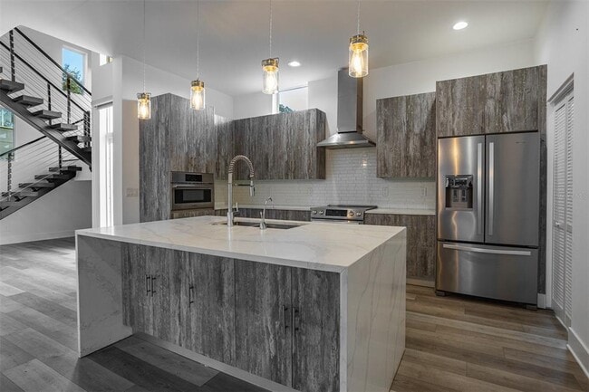 Building Photo - 2700 N Myrtle Ave