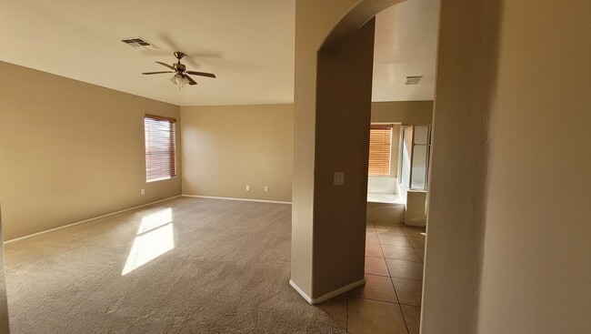 Building Photo - Great Home 3bd plus a Den!