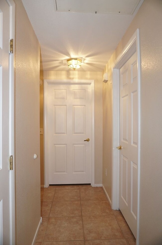 Building Photo - Amazing 2 BD 2 BA Condo in a Gated Community