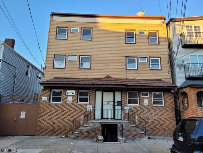 Building Photo - 102 Pennington St