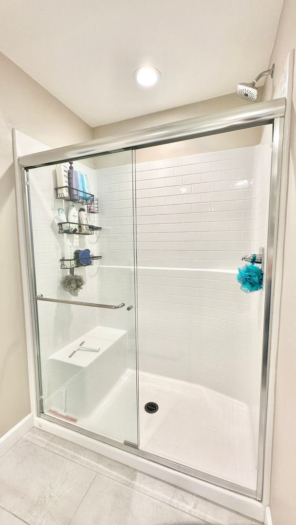 Building Photo - Beautiful "Model" Show Townhome in the Gat...