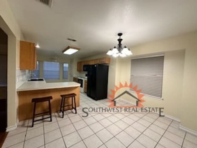 Building Photo - Beautiful 3 bedroom 2 bath brick home