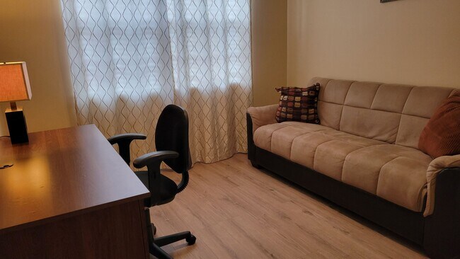 Building Photo - Annual turnkey furnished renovated GATED C...