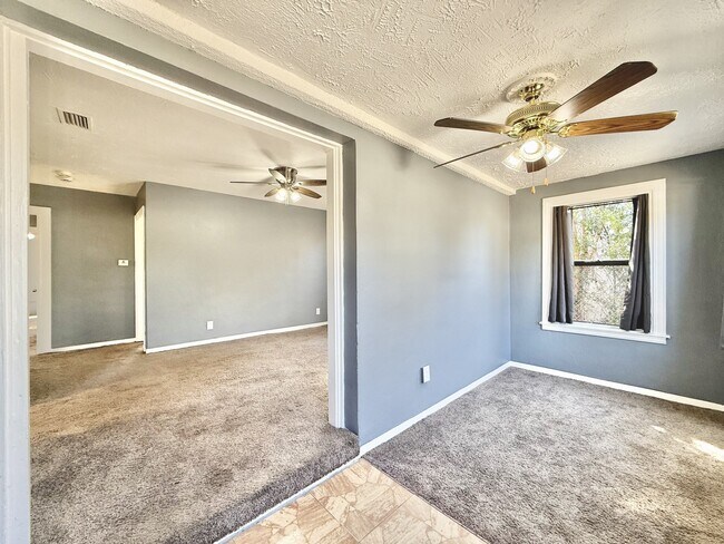 Building Photo - 1828 20th Ave S