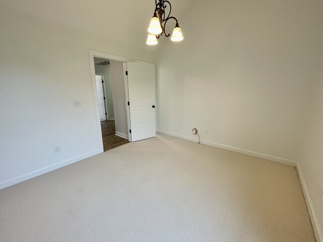 Building Photo - 5 bed, 3 bath Nest in Surrey Meadows